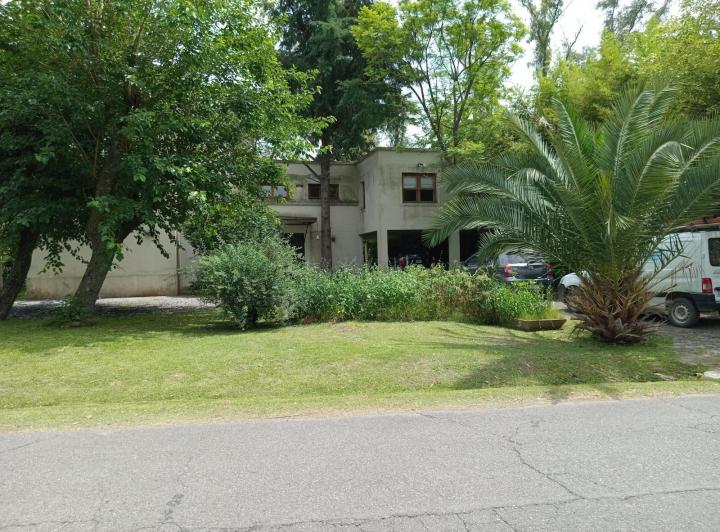 Casa · 350m² · 5 Ambientes · 4 Cocheras