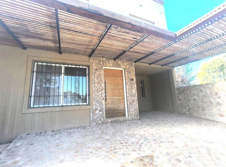 Casa · 190m² · 5 Ambientes · 2 Cocheras