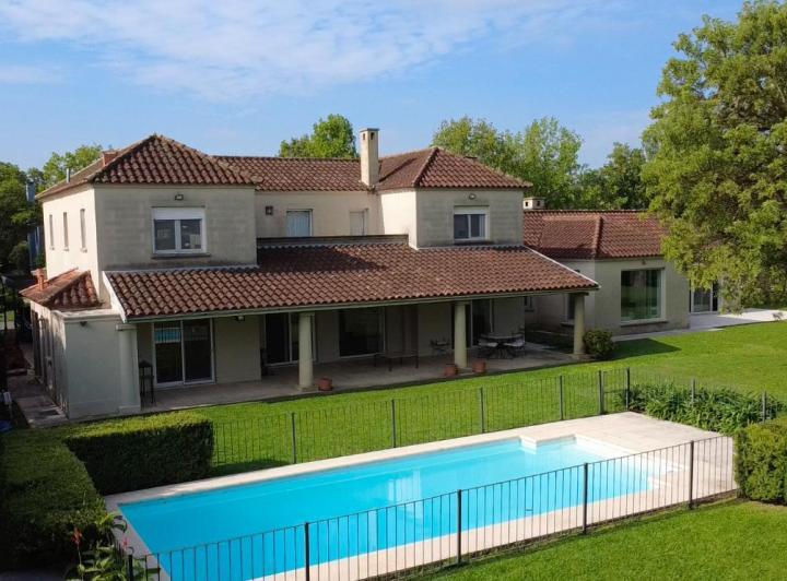 Casa · 500m² · 10 Ambientes · 6 Cocheras