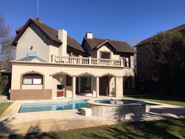 Casa · 250m² · 6 Ambientes · 1 Cochera