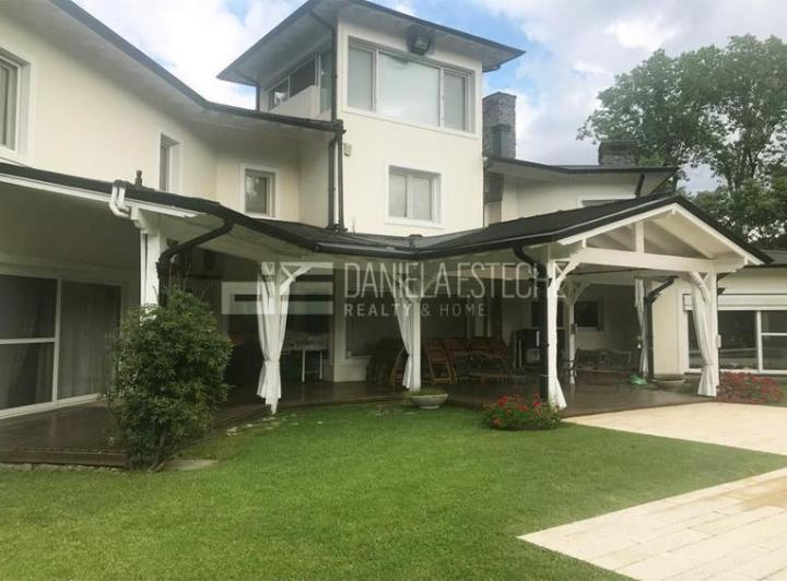Casa · 683m² · 5 Dormitorios · 3 Cocheras