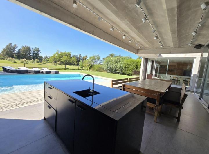 Casa · 600m² · 7 Ambientes · 4 Cocheras