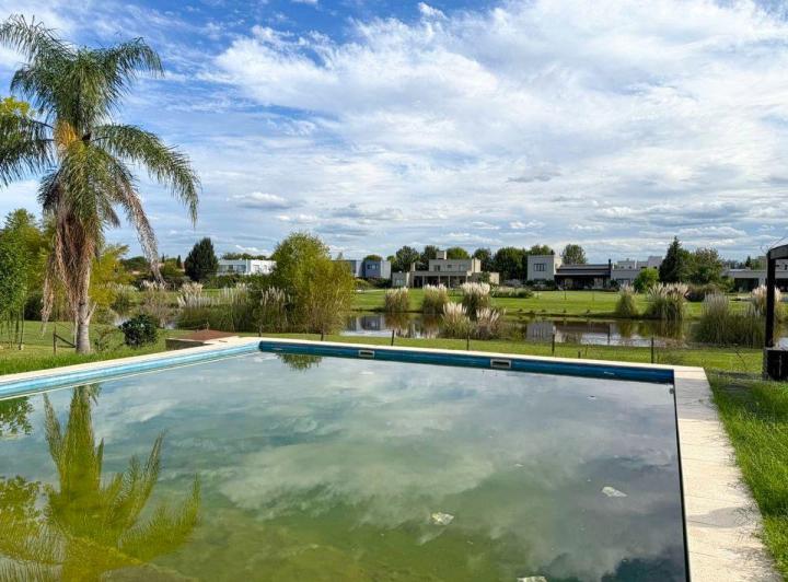 Casa · 490m² · 7 Ambientes · 3 Cocheras