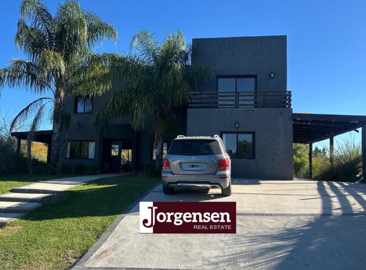Casa · 210m² · 1 Ambiente · 1 Cochera