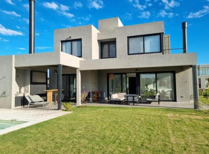 Casa · 734m² · 5 Ambientes · 2 Cocheras