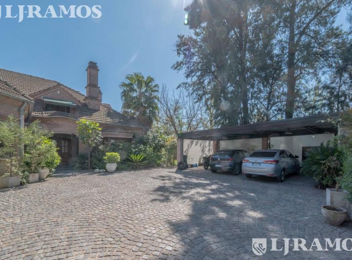 Casa · 438m² · 7 Ambientes · 3 Cocheras