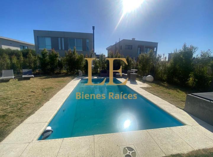 Casa · 270m² · 5 Ambientes · 6 Cocheras
