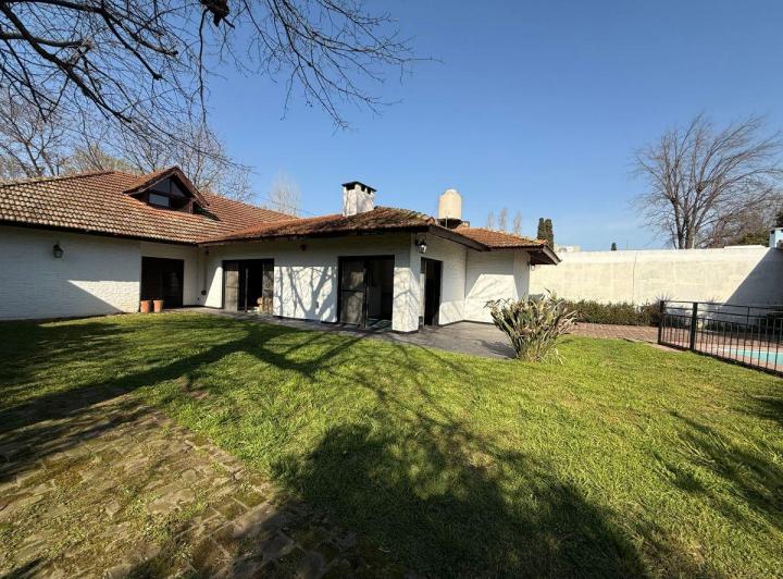 Casa · 300m² · 7 Ambientes · 3 Cocheras
