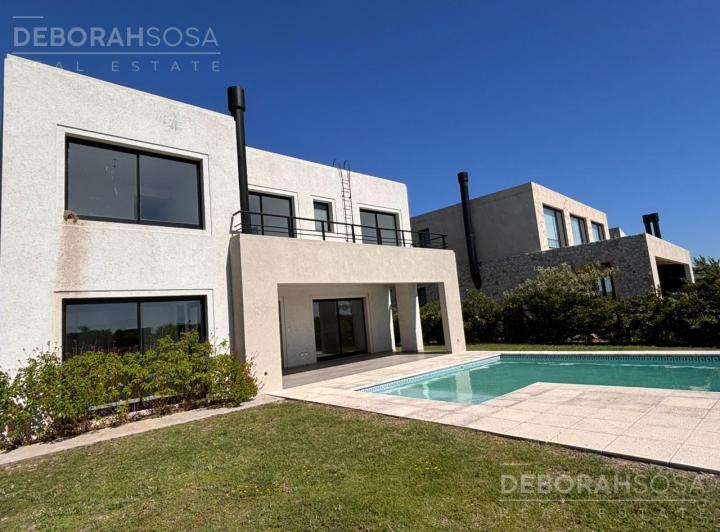 Casa · 226m² · 6 Ambientes · 3 Cocheras