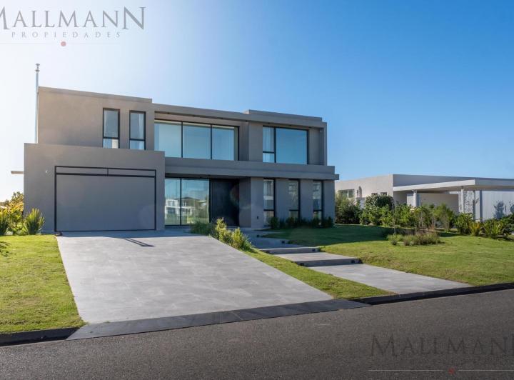 Casa · 437m² · 10 Ambientes · 4 Cocheras