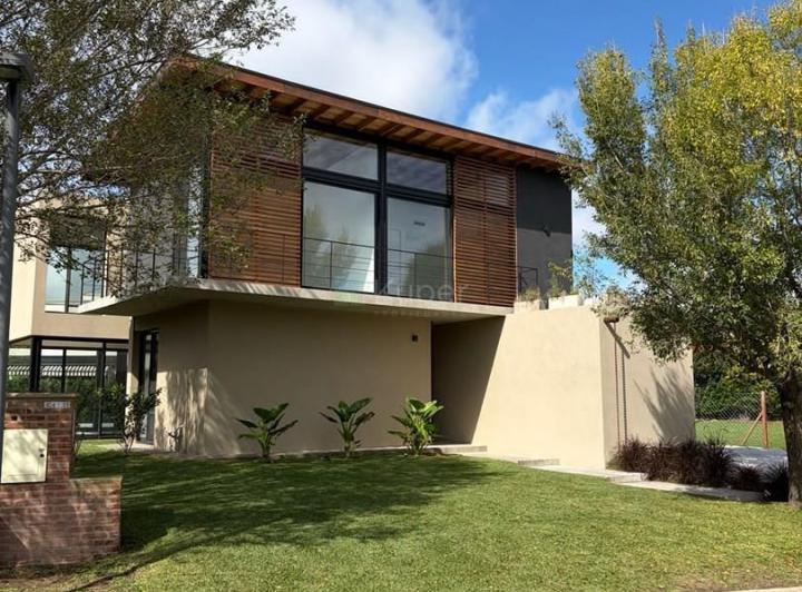 Casa · 234m² · 5 Ambientes · 1 Cochera