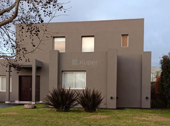Casa · 200m² · 5 Ambientes · 2 Cocheras