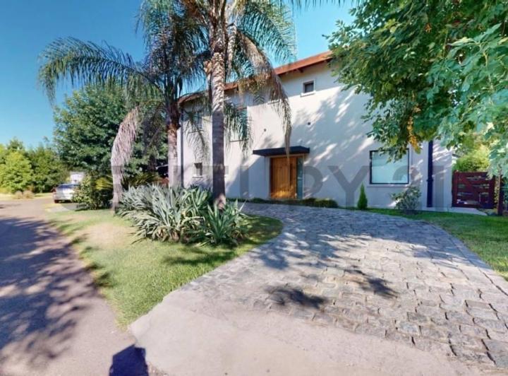 Casa · 380m² · 7 Ambientes · 4 Cocheras