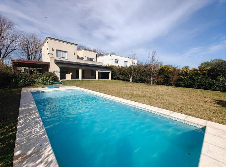 Casa · 210m² · 5 Ambientes · 4 Cocheras