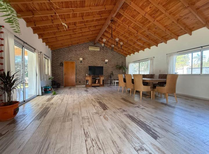 Casa · 310m² · 6 Ambientes · 2 Cocheras