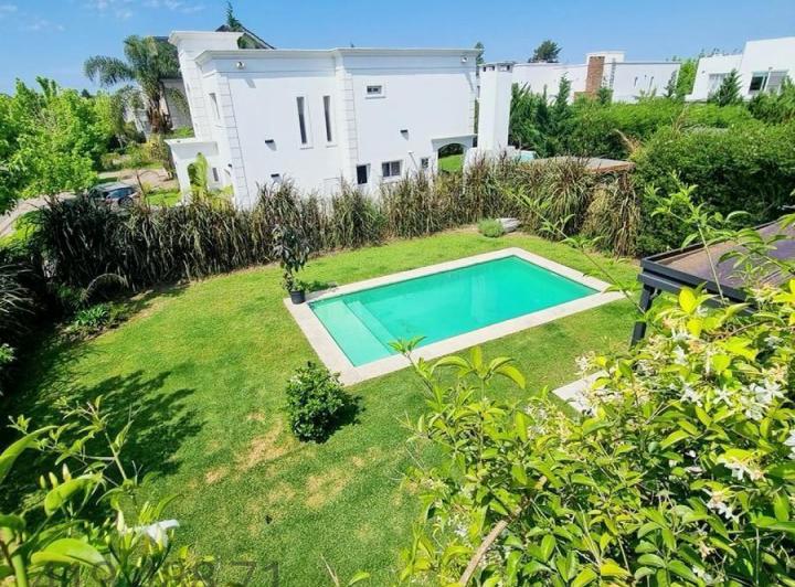 Casa · 224m² · 5 Ambientes · 2 Cocheras