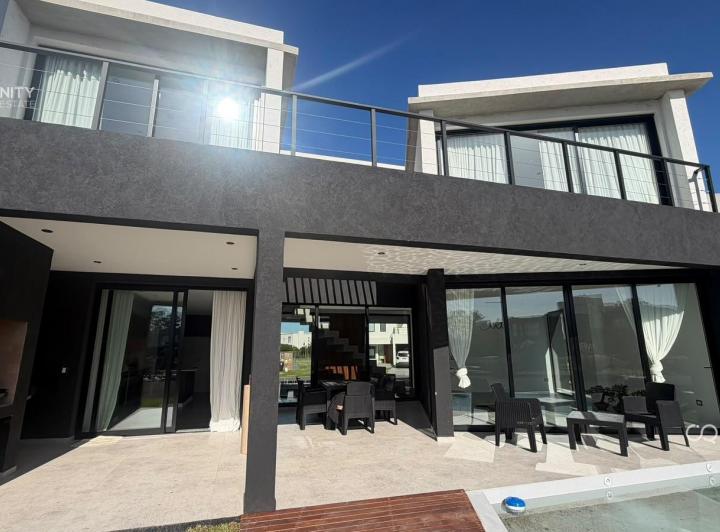 Casa · 229m² · 5 Ambientes · 2 Cocheras