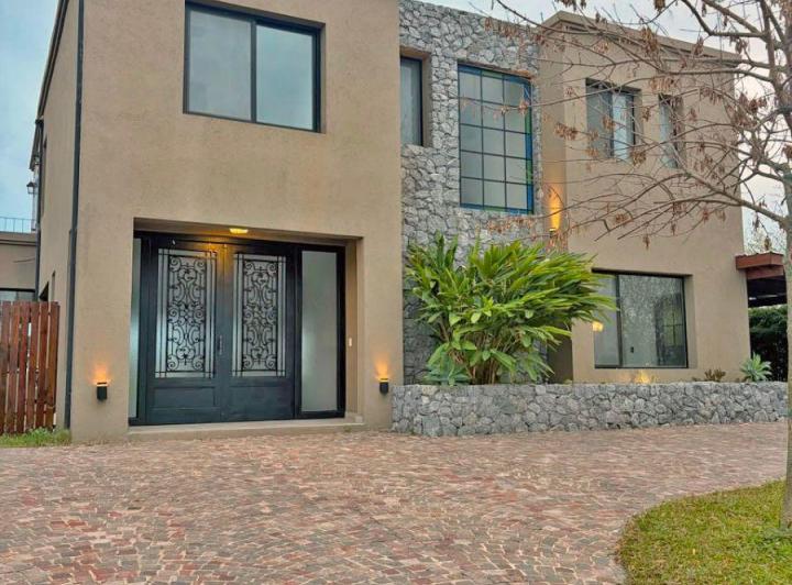 Casa · 256m² · 5 Ambientes · 1 Cochera