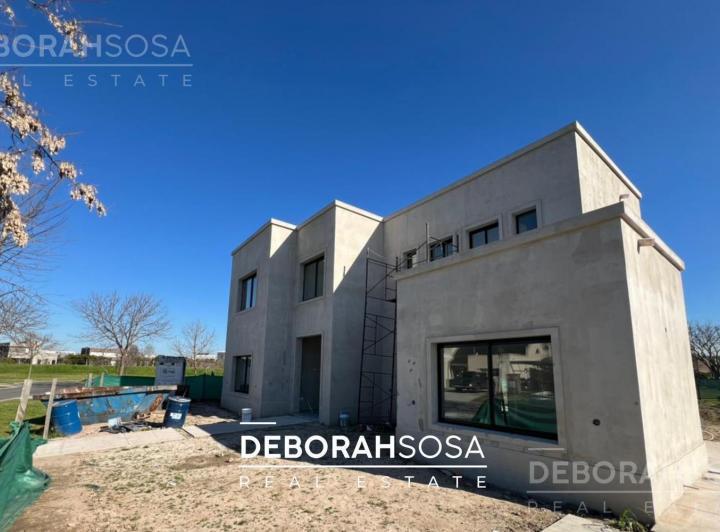 Casa · 180m² · 5 Ambientes · 3 Cocheras