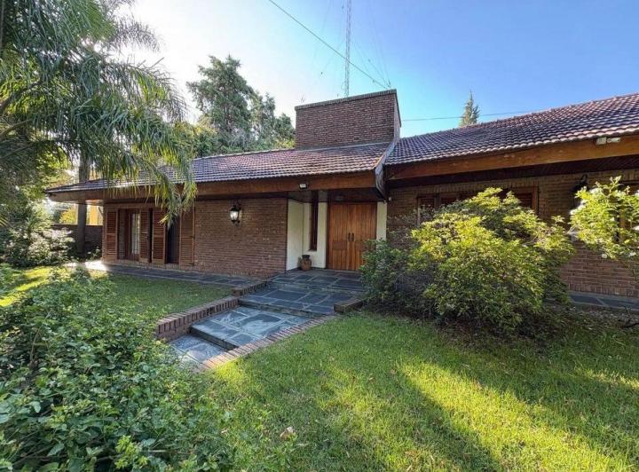 Casa · 240m² · 6 Ambientes · 2 Cocheras