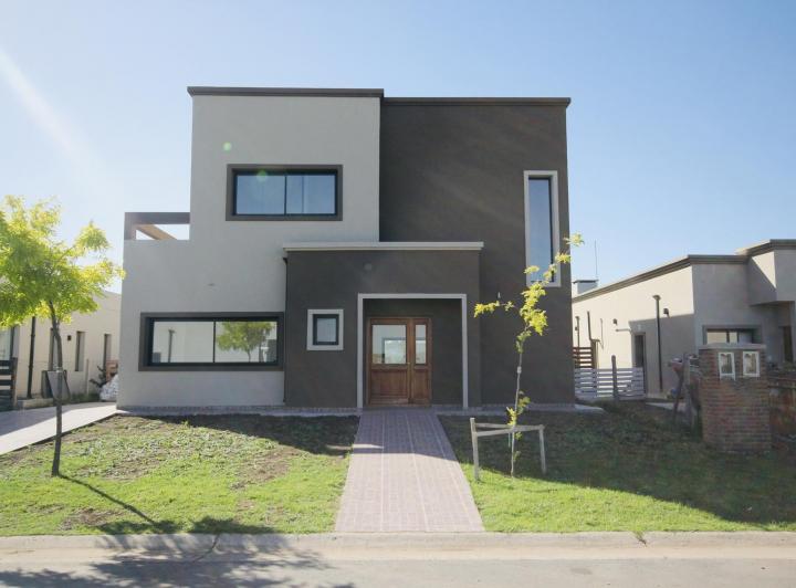 Casa · 221m² · 6 Ambientes · 1 Cochera