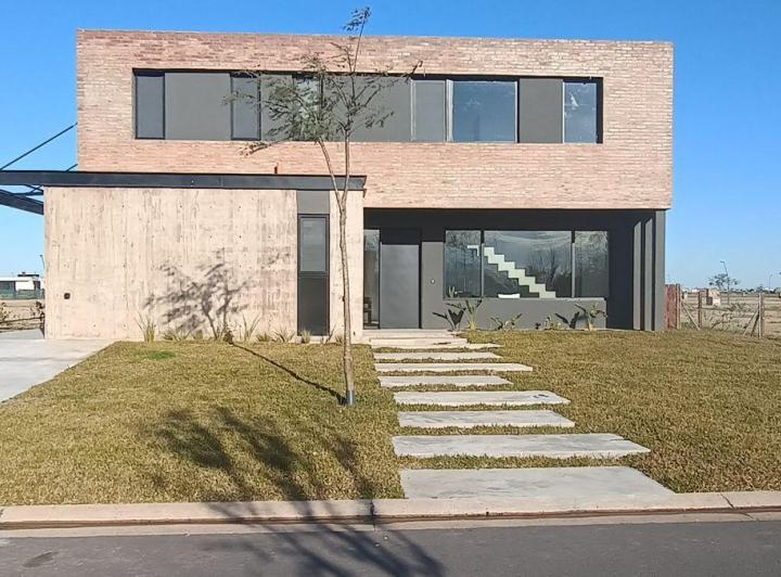 Casa · 288m² · 6 Ambientes · 2 Cocheras
