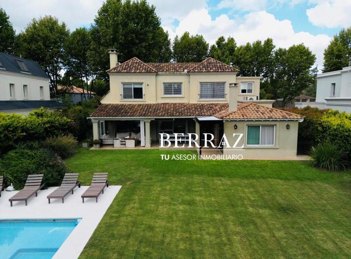 Casa · 261m² · 8 Ambientes · 2 Cocheras