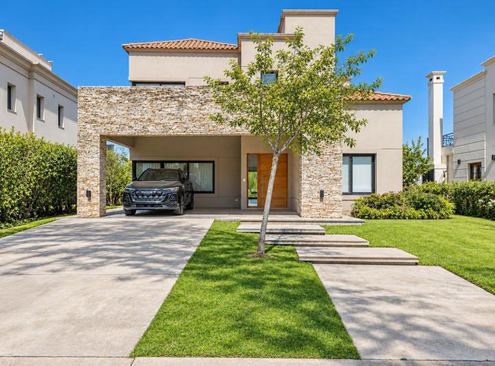 Casa · 258m² · 5 Ambientes · 2 Cocheras