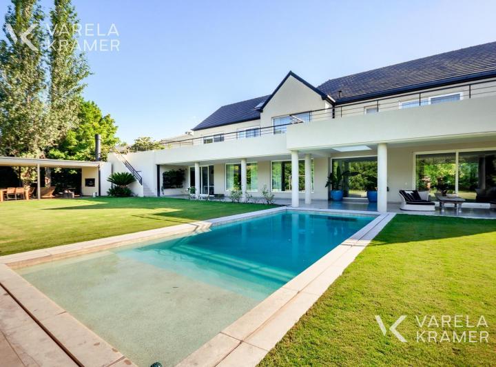 Casa · 680m² · 10 Ambientes · 8 Cocheras