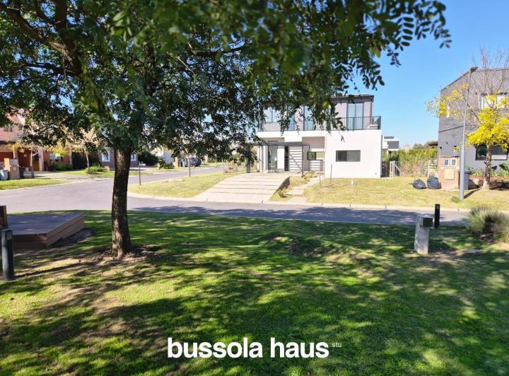 Casa · 210m² · 5 Ambientes · 2 Cocheras