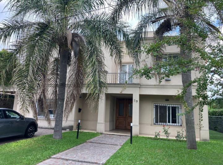 Casa · 323m² · 6 Ambientes · 6 Cocheras