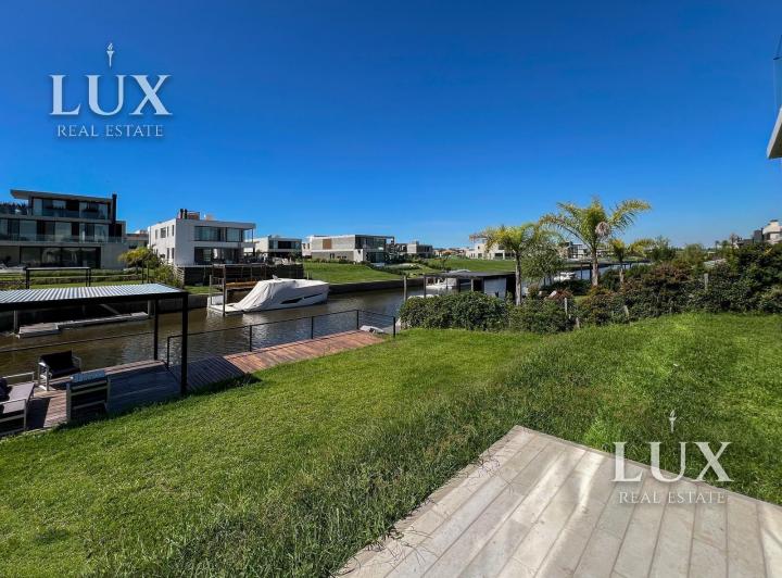 Casa · 430m² · 5 Ambientes · 6 Cocheras