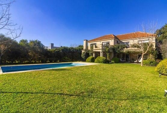 Casa · 220m² · 8 Ambientes · 3 Cocheras