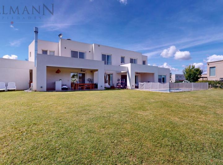 Casa · 330m² · 8 Ambientes · 1 Cochera