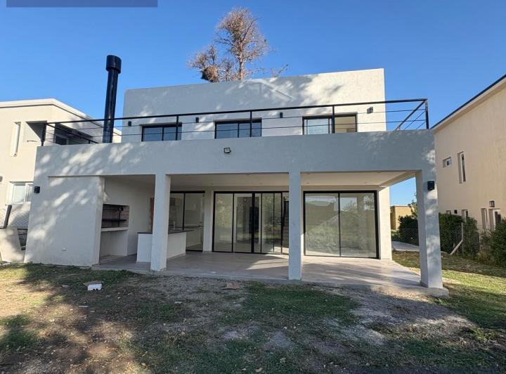 Casa · 150m² · 5 Ambientes · 4 Cocheras