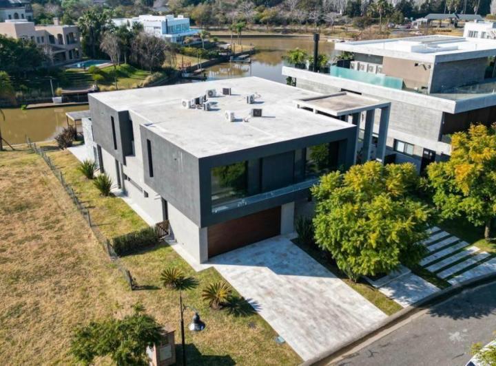 Casa · 590m² · 8 Ambientes · 2 Cocheras