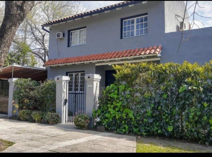 Casa · 250m² · 6 Ambientes · 3 Cocheras