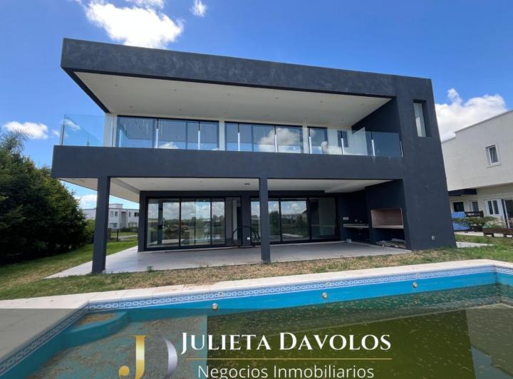Casa · 369m² · 7 Ambientes · 2 Cocheras
