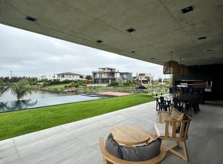 Casa · 432m² · 6 Ambientes · 1 Cochera