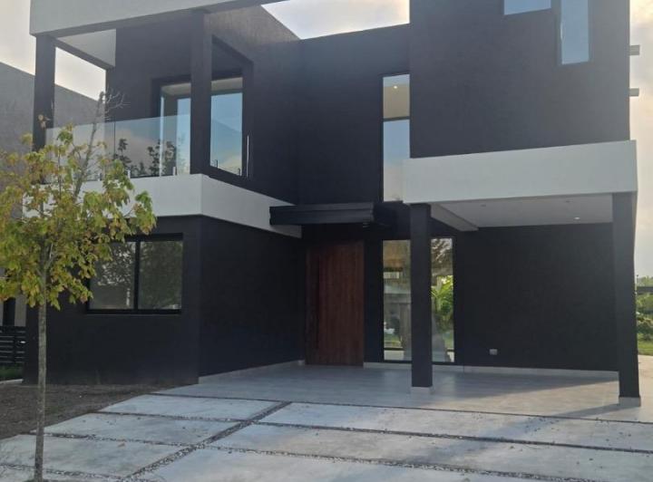 Casa · 210m² · 5 Ambientes · 5 Cocheras