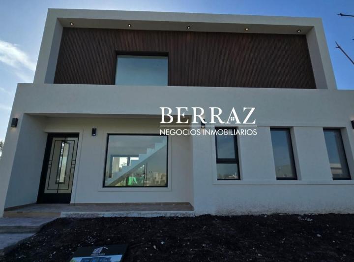 Casa · 142m² · 6 Ambientes · 3 Cocheras