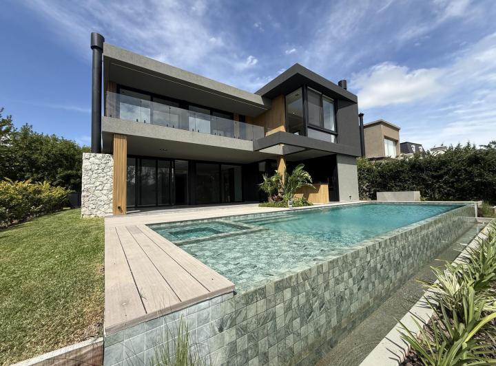 Casa · 411m² · 8 Ambientes · 2 Cocheras