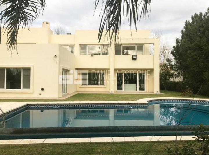Casa · 431m² · 8 Ambientes · 2 Cocheras