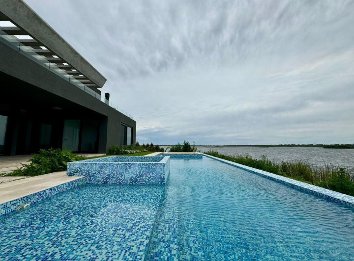 Casa · 708m² · 6 Ambientes · 2 Cocheras