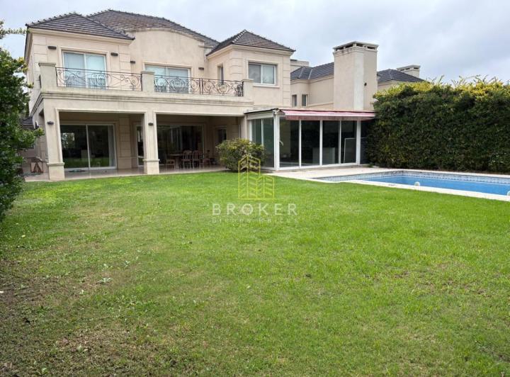 Casa · 827m² · 7 Ambientes · 1 Cochera