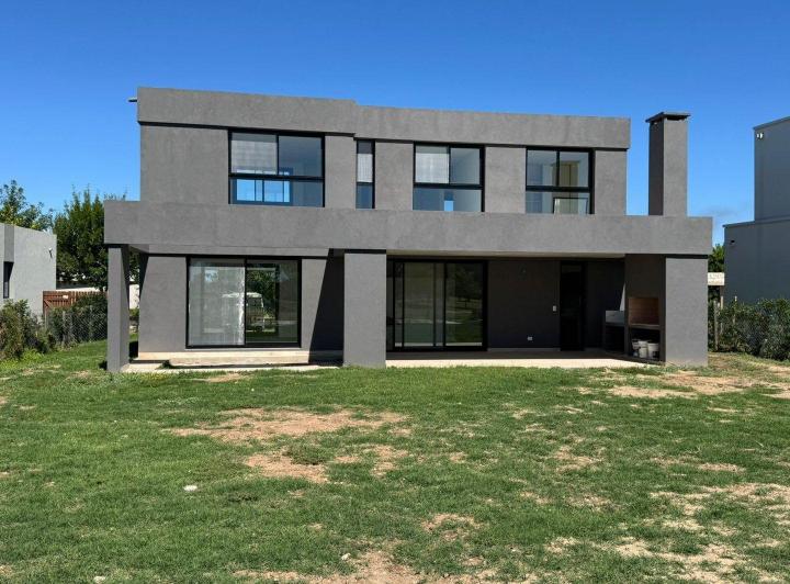 Casa · 190m² · 4 Ambientes · 4 Cocheras