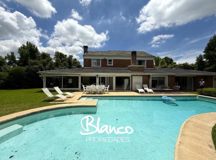 Casa · 300m² · 5 Ambientes · 2 Cocheras