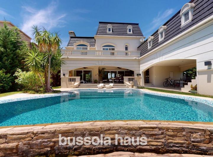 Casa · 600m² · 8 Ambientes · 1 Cochera