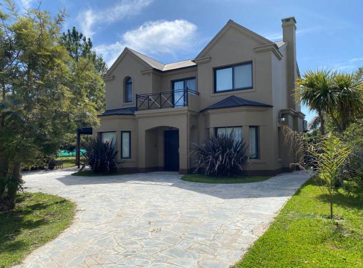 Casa · 260m² · 7 Ambientes · 1 Cochera