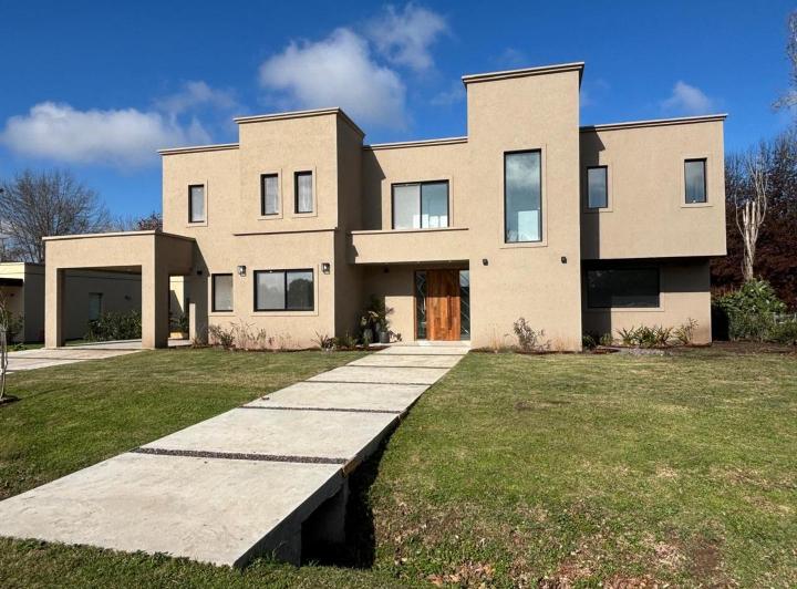 Casa · 361m² · 5 Ambientes · 3 Cocheras